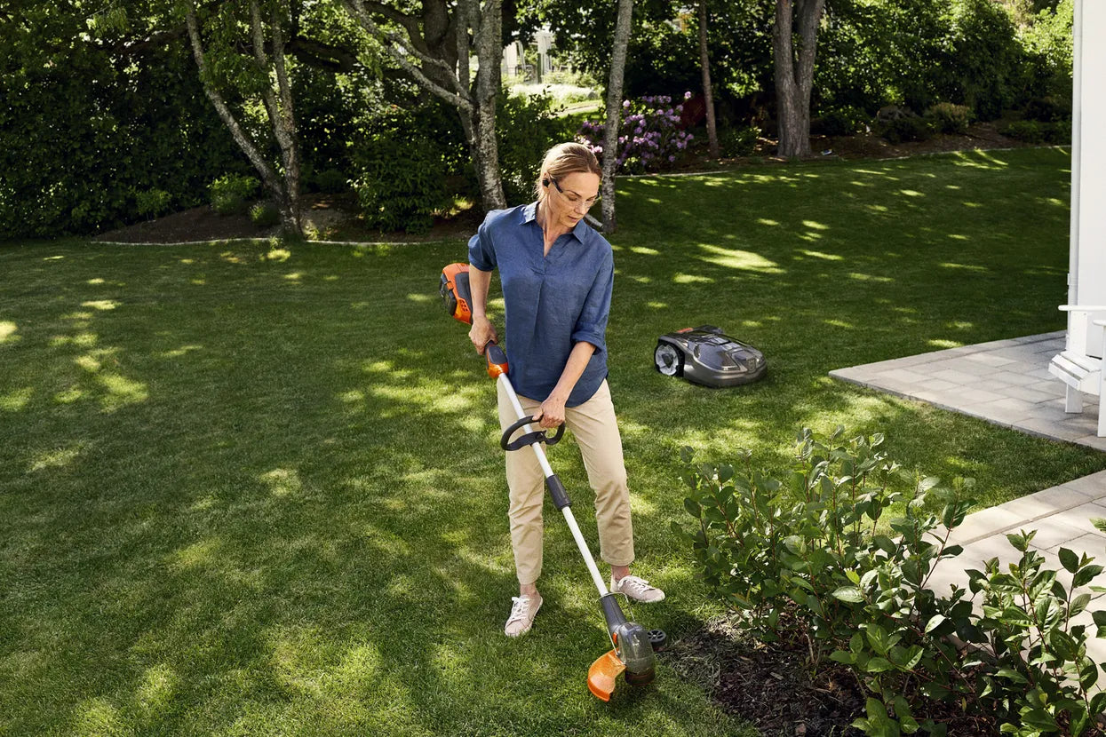 Husqvarna 110iL Battery Trimmer + BLi10 Battery & C80 Charger