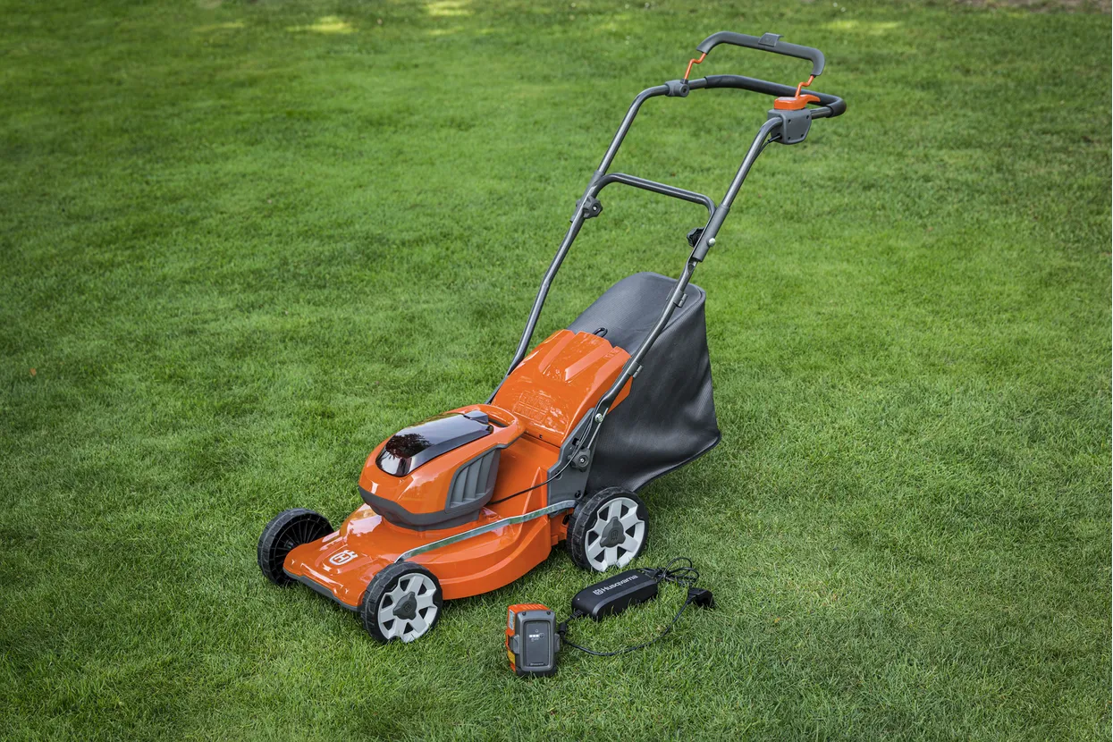 Husqvarna LC 137i Battery Lawn Mower + BLi20 Battery & C80 Charger
